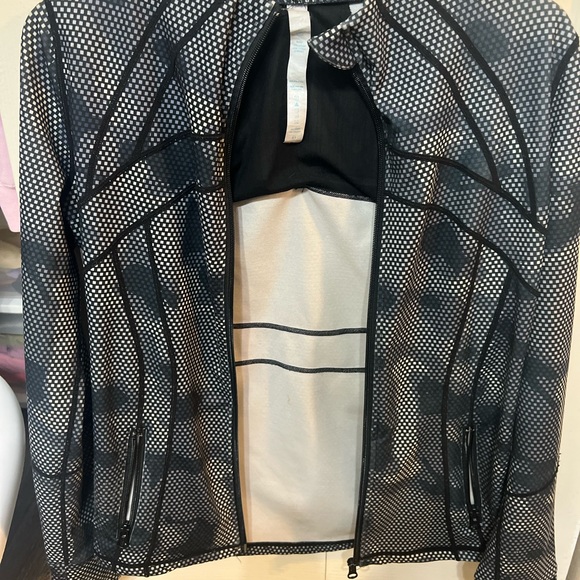 Lululemon define jacket. Size 6 - Picture 5 of 6